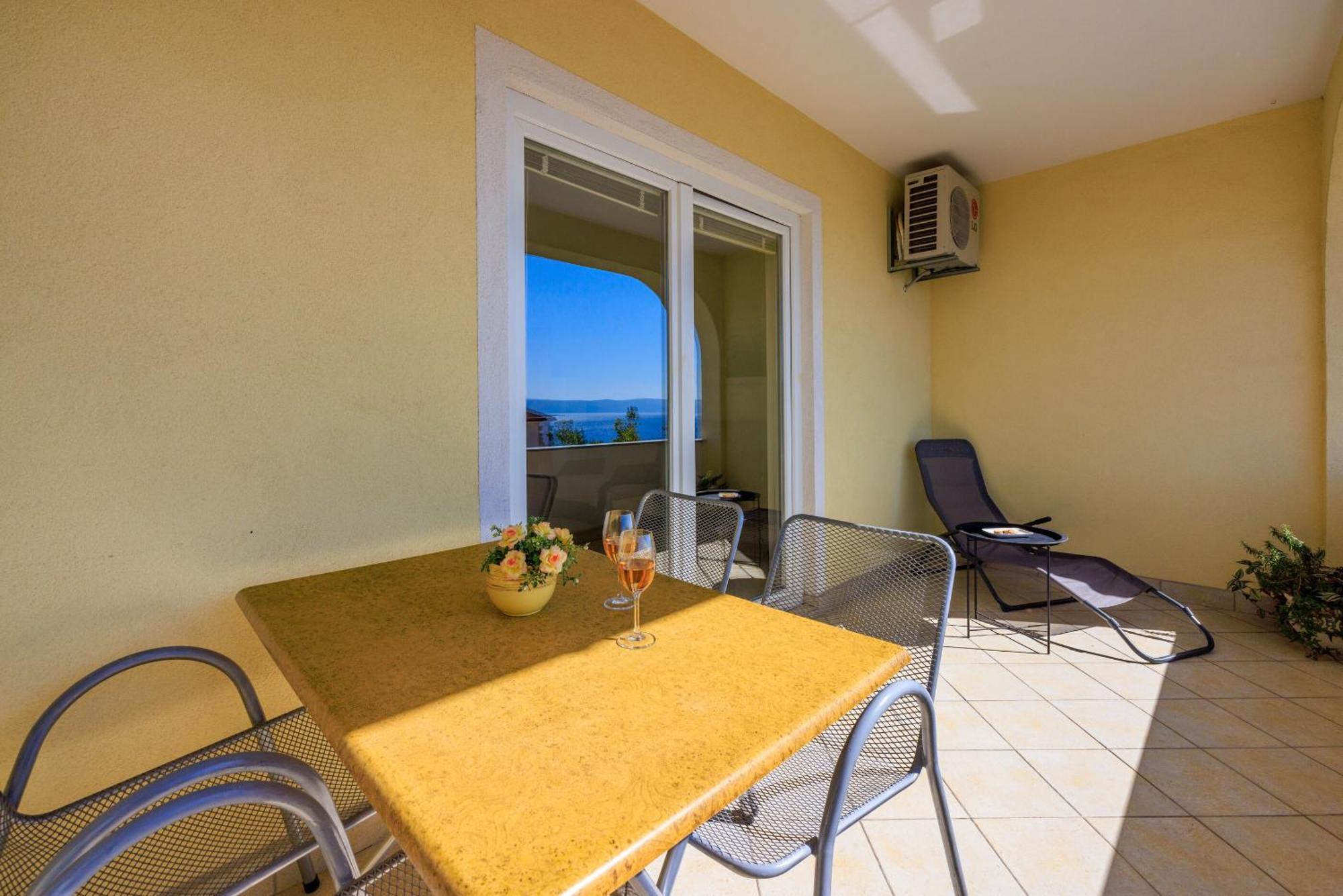 Apartments Petak Dramalj Ngoại thất bức ảnh